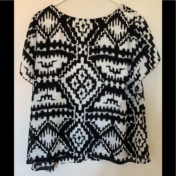 Patterned black & white Blouse with Interesting Back - XL - Picture 2 of 7